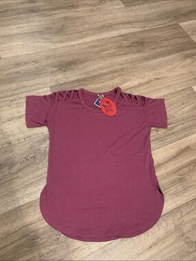 Poof! Raspberry Lattice Shoulder Short Sleeve Top